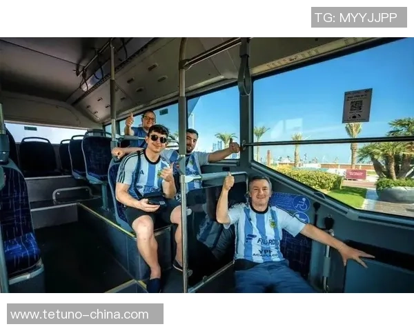 足球明星骑摩托回家引发粉丝热议展现亲民一面与生活真实感 足球明星骑摩托回家引发粉丝热议展现亲民一面与生活真实感